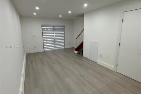 Touwnhouse à louer à Miami, Floride: 2 chambres, 76.46 m2 № 1976626 - photo 1