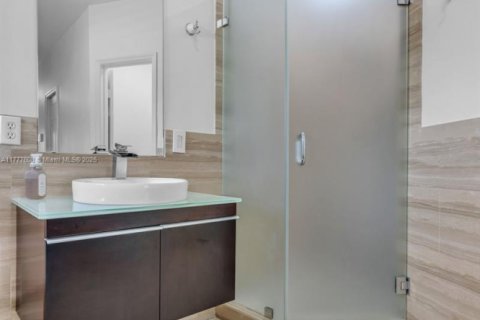 House in Miami, Florida 6 bedrooms, 285.67 sq.m. № 1713734 - photo 21