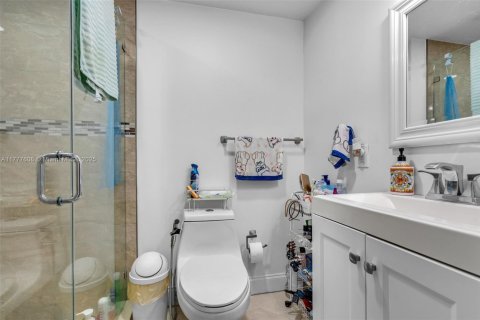 House in Miami, Florida 6 bedrooms, 285.67 sq.m. № 1713734 - photo 22