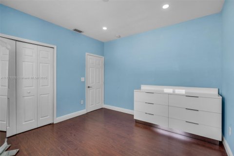House in Miami, Florida 6 bedrooms, 285.67 sq.m. № 1713734 - photo 30