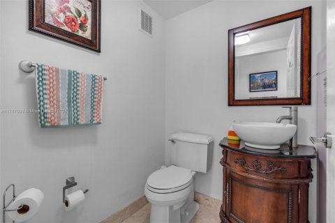 House in Miami, Florida 6 bedrooms, 285.67 sq.m. № 1713734 - photo 27