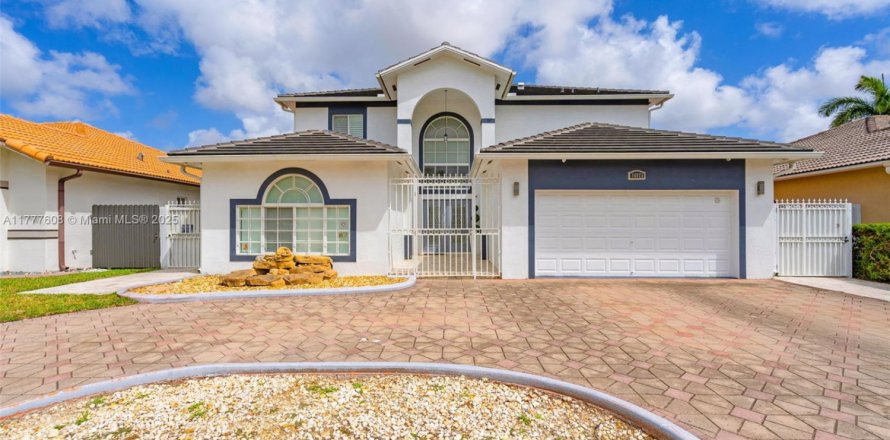 House in Miami, Florida 6 bedrooms, 285.67 sq.m. № 1713734