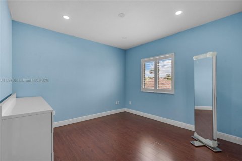House in Miami, Florida 6 bedrooms, 285.67 sq.m. № 1713734 - photo 29