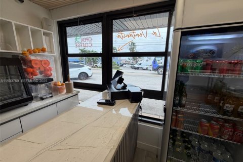 Propiedad comercial en venta en Miami, Florida № 1992043 - foto 6