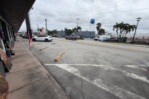 Propiedad comercial en venta en Miami, Florida № 1992043 - foto 12
