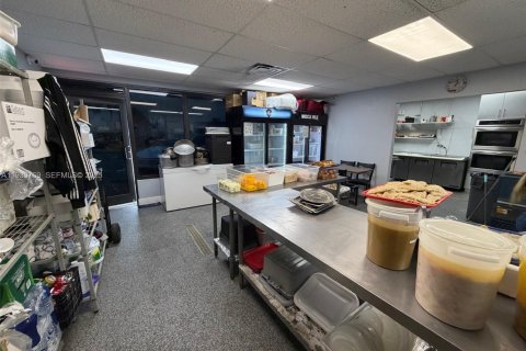 Propiedad comercial en venta en Miami, Florida № 1992043 - foto 4