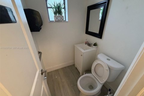 Propiedad comercial en venta en Miami, Florida № 1992043 - foto 11