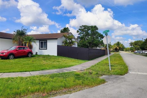 Villa ou maison à vendre à Homestead, Floride: 3 chambres, 114.27 m2 № 2076367 - photo 2