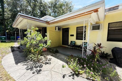 House in Miami, Florida 3 bedrooms, 123.65 sq.m. № 1888386 - photo 1