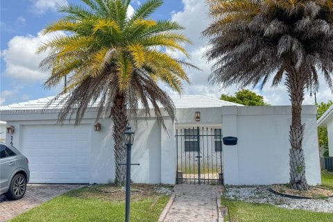 Casa en alquiler en Pompano Beach, Florida, 2 dormitorios, 84.54 m2 № 1979270 - foto 1