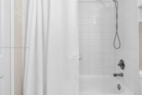 Copropriété à louer à Hollywood, Floride: 54.81 m2 № 1953056 - photo 18