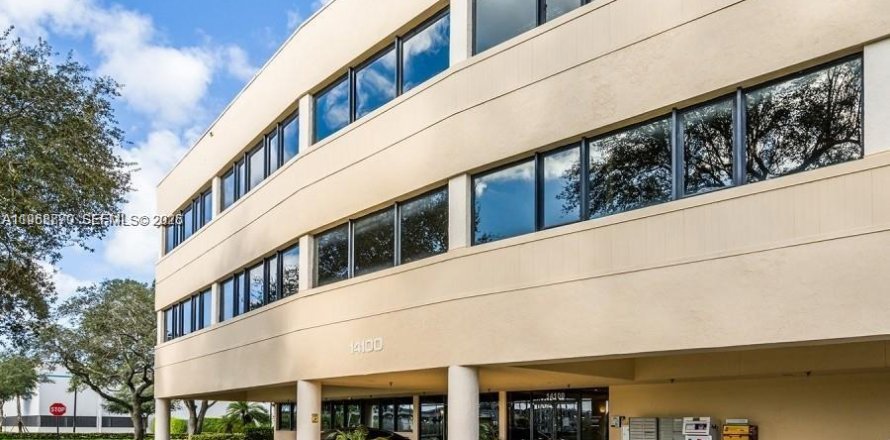 Propiedad comercial en Miami Lakes, Florida № 2031803