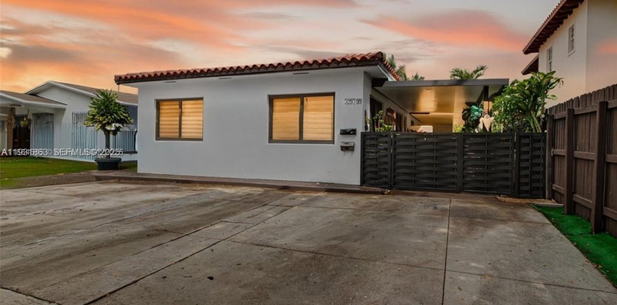 Commercial property in Miami, Florida 217.67 sq.m. № 1990668