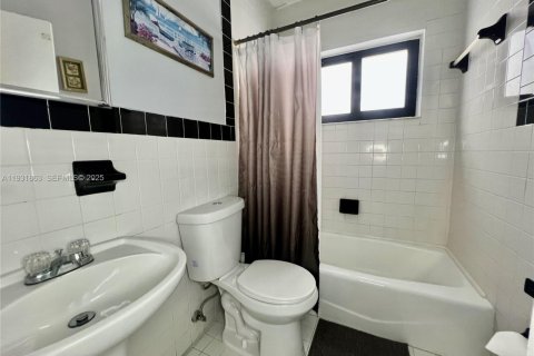 Commercial property in Miami, Florida 217.67 sq.m. № 1990668 - photo 26