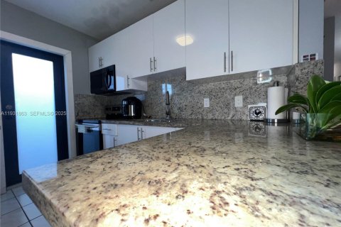 Commercial property in Miami, Florida 217.67 sq.m. № 1990668 - photo 16