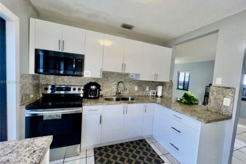 Commercial property in Miami, Florida 217.67 sq.m. № 1990668 - photo 18