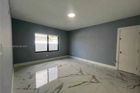 Commercial property in Miami, Florida 217.67 sq.m. № 1990668 - photo 21