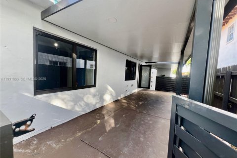 Commercial property in Miami, Florida 217.67 sq.m. № 1990668 - photo 9