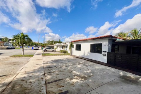 Commercial property in Miami, Florida 217.67 sq.m. № 1990668 - photo 5