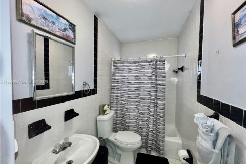 Commercial property in Miami, Florida 217.67 sq.m. № 1990668 - photo 28