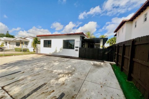 Commercial property in Miami, Florida 217.67 sq.m. № 1990668 - photo 4