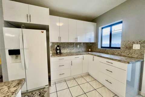 Commercial property in Miami, Florida 217.67 sq.m. № 1990668 - photo 19