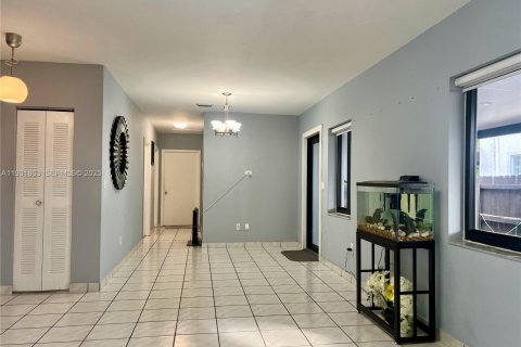 Commercial property in Miami, Florida 217.67 sq.m. № 1990668 - photo 12