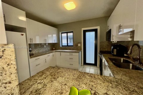 Commercial property in Miami, Florida 217.67 sq.m. № 1990668 - photo 15