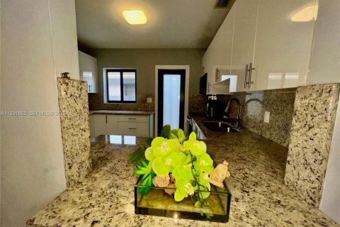 Commercial property in Miami, Florida 217.67 sq.m. № 1990668 - photo 14