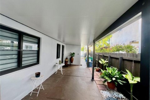 Commercial property in Miami, Florida 217.67 sq.m. № 1990668 - photo 10