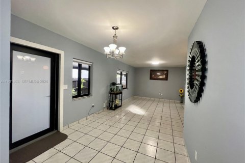 Commercial property in Miami, Florida 217.67 sq.m. № 1990668 - photo 11