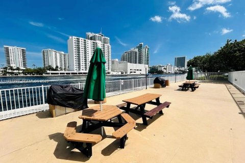 Condominio en alquiler en Hallandale Beach, Florida, 1 dormitorio, 81.29 m2 № 2011232 - foto 17