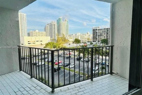 Condominio en alquiler en Hallandale Beach, Florida, 1 dormitorio, 81.29 m2 № 2011232 - foto 10