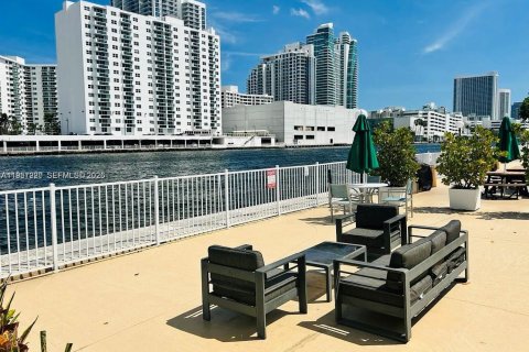 Condominio en alquiler en Hallandale Beach, Florida, 1 dormitorio, 81.29 m2 № 2011232 - foto 18
