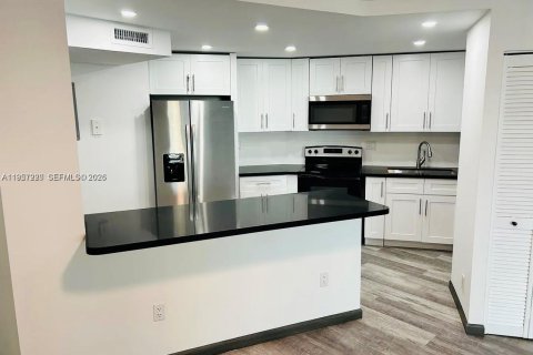 Condominio en alquiler en Hallandale Beach, Florida, 1 dormitorio, 81.29 m2 № 2011232 - foto 3