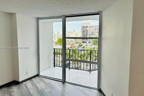 Condominio en alquiler en Hallandale Beach, Florida, 1 dormitorio, 81.29 m2 № 2011232 - foto 9