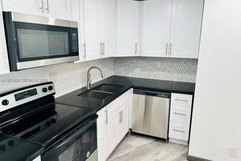 Condominio en alquiler en Hallandale Beach, Florida, 1 dormitorio, 81.29 m2 № 2011232 - foto 2