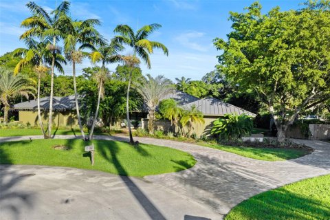 House in Palmetto Bay, Florida 5 bedrooms, 338.26 sq.m. № 1949383 - photo 6