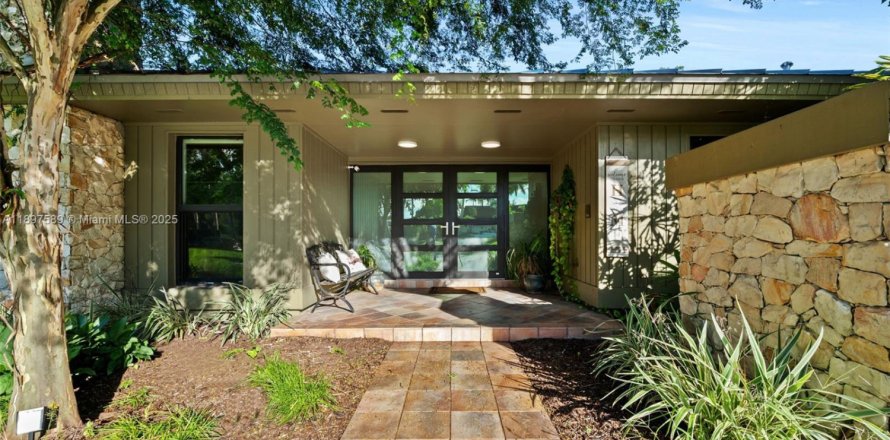House in Palmetto Bay, Florida 5 bedrooms, 338.26 sq.m. № 1949383