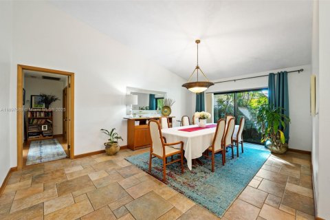 House in Palmetto Bay, Florida 5 bedrooms, 338.26 sq.m. № 1949383 - photo 11