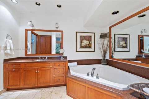 House in Palmetto Bay, Florida 5 bedrooms, 338.26 sq.m. № 1949383 - photo 20