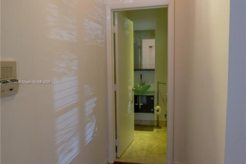 Condo in Miami, Florida, 2 bedrooms  № 1864067 - photo 13