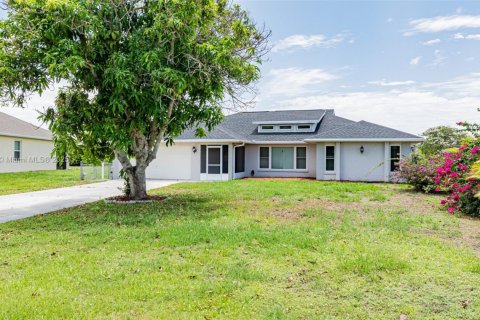 House in Punta Gorda, Florida 3 bedrooms № 1868493 - photo 2