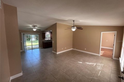 Villa ou maison à louer à Longwood, Floride: 4 chambres, 140.19 m2 № 2436748 - photo 2