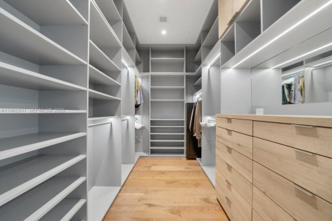 Condominio en venta en Miami, Florida, 5 dormitorios, 379.51 m2 № 2029828 - foto 13
