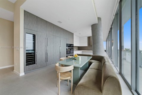Condominio en venta en Miami, Florida, 5 dormitorios, 379.51 m2 № 2029828 - foto 5