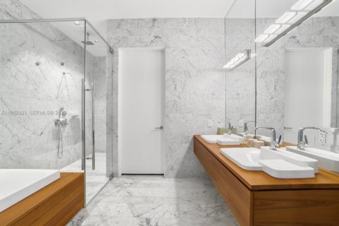 Condominio en venta en Miami, Florida, 5 dormitorios, 379.51 m2 № 2029828 - foto 12