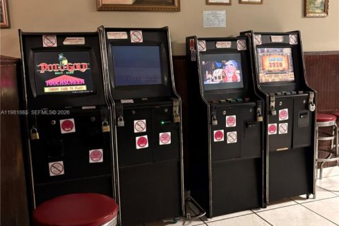 Commercial property in Hialeah, Florida № 2043086 - photo 10