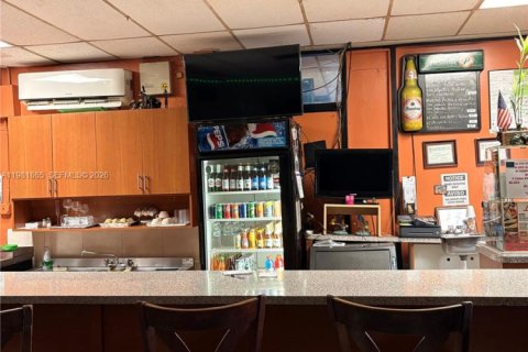Commercial property in Hialeah, Florida № 2043086 - photo 9
