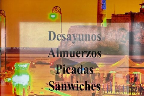 Commercial property in Hialeah, Florida № 2043086